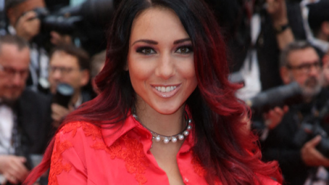 PHOTO Delphine Wespiser en bikini sous la pluie, elle ravit les ... - voici.fr