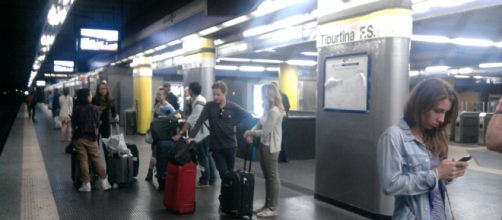 Roma, terrore nel tunnel della metro B: uomo accoltella vigilantes e poi si toglia la vita