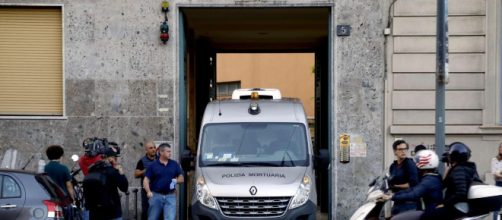 L'edificio di Milano scelto da una donna per buttarsi dalla tromba delle scale con la figlia di due anni. Trovata nella borsa una lettera.