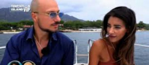 Temptation Vip, spoiler puntata del 30 settembre: Silvia filmata mentre è nello stesso letto del single Valerio