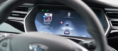 Tesla : l'Autopilot 2.0 arriverait cette année pour une conduite ... - frandroid.com