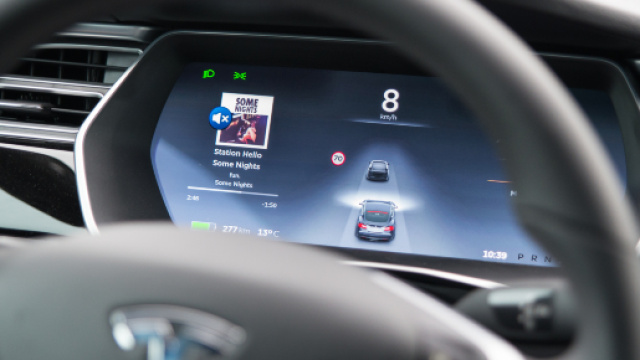 Tesla : l'Autopilot 2.0 arriverait cette année pour une conduite ... - frandroid.com