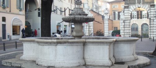Brescia: pensionato pulisce e ripara fontana storica, i vigili lo multano