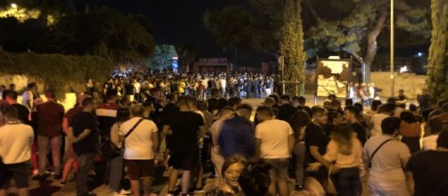 Foggia, folla si raduna davanti al cimitero di Manfredonia per dare la caccia a Samara: arriva la Polizia