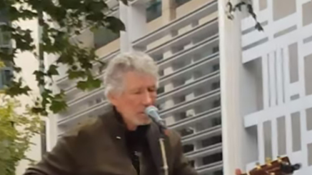 Roger Waters canta 'Wish You Were Here' per Julian Assange