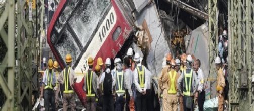 Giappone, scontro tra un treno e un camion al passaggio a livello: 30 feriti