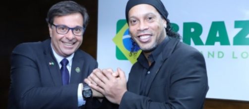 Ronaldinho Gaúcho posa com presidente da Embratur, Gilson Machado Neto.(Divulgação/Embratur)
