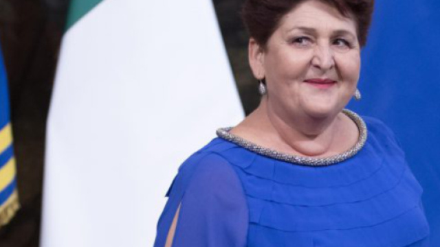 Teresa Bellanova: pioggia di critiche sui social per il suo abbigliamento e il titolo di studio