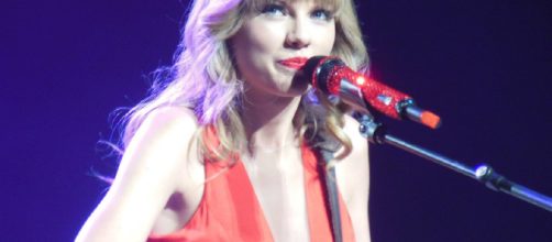 Taylor Swift ha donato 10mila dollari ad una giovane fan malata di cancro.