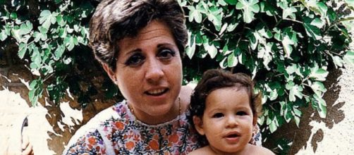 Carmen Tagle, con uno de sus sobrinos, en agosto de 1989, un mes antes de ser asesinada por ETA. / El Mundo