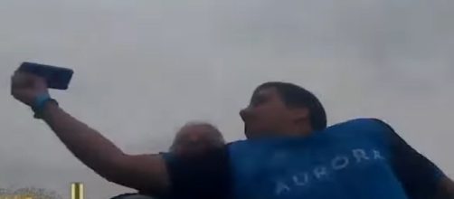 Coge un móvil en pleno vuelo de una montaña rusa