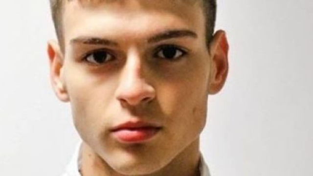 Mattia Perini, 16 anni, muore investito dal treno mentre ascoltava musica nelle cuffiette