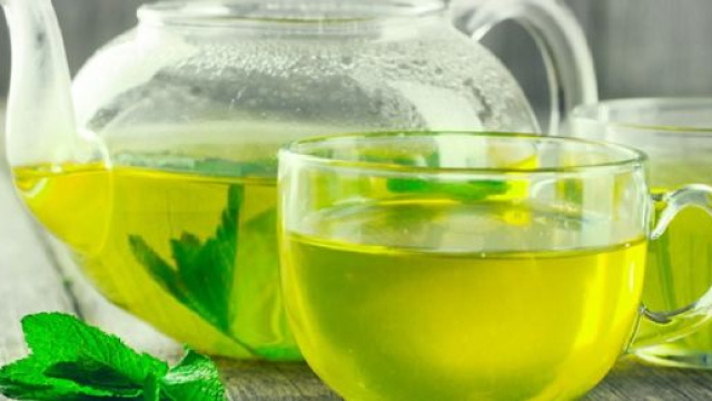 Un consumo regolare di t&egrave; verde, non bollente, ha effetti benefici sulla salute.