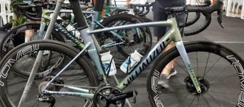Ciclismo, Bora e Deceuninck iniziano la stagione con una bici in alluminio