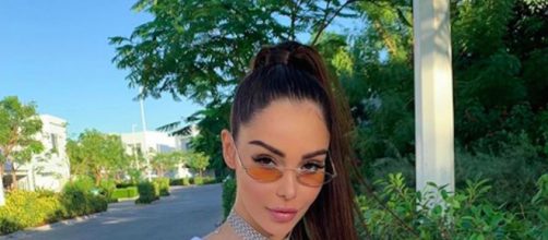 Nabilla est perdue avant son départ pour Los Angeles. Credit: Instagram/nabilla