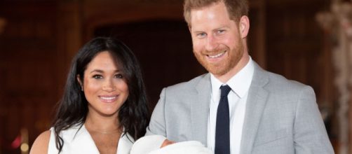 Saída de Meghan e Harry da família real pode aquecer mídia britânica. (Arquivo Blasting News)
