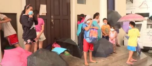 Thousands of residents flee Taal Volcano wrath. [Image source/ABS-CBN News YouTube video]