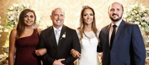 Amanda (à esquerda) posa com o casal Onyx e Denise na cerimônia de casamento. (Arquivo Pessoal)