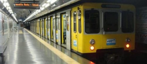 Incidente in metropolitana a Napoli, scontro fra tre treni: feriti non gravi