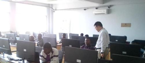 Les étudiants lors des tests pour Huavei ICT Compétition à ENSP (c) Odile Pahai