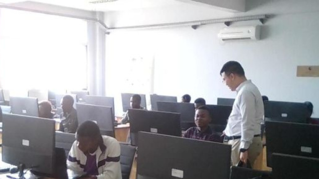 Les étudiants lors des tests pour Huavei ICT Compétition à ENSP (c) Odile Pahai