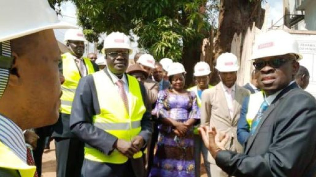 Mounouna Foutsou visite les locaux du nouveau bâtiment du Minjec. Credit : Odile Pahai