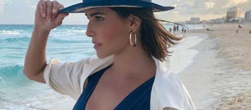 Deborah Secco adere à moda e usa camisa como saída de praia. (Reprodução/Instagram/@dedesecco)