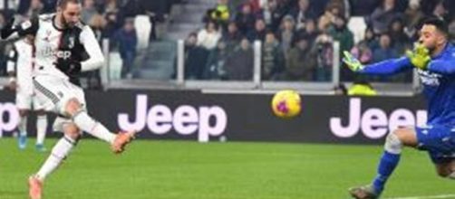 Il goal di Higuain per la Juventus