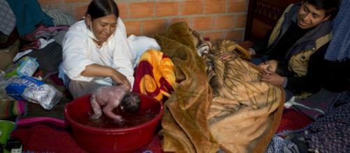 Bolivia suma a parteras a luchar contra mortalidad materna. - americateve.com
