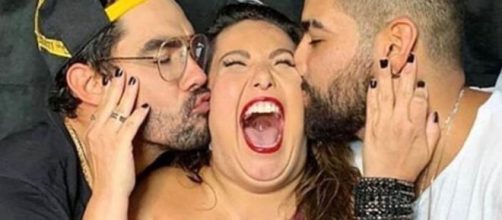 Mariana Xavier recebe beijos de Gabriel Diniz e de Dilsinho Imagem: Reprodução/ Instagram