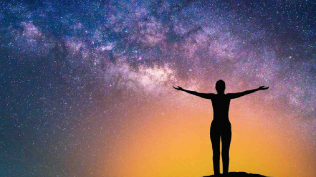Oroscopo del giorno 24 gennaio | Astrologia, classifica e previsioni: la Luna entra in Acquario