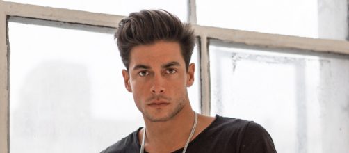 5 curiosità su Andrea Denver: il modello ama molto viaggiare.