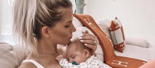 Jessica et Thibault à l'hôpital depuis 48 heures pour leur fils. Credit: Instagram/jessicathivenin