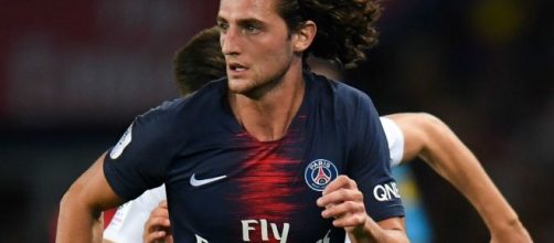 Adrien Rabiot, in una foto con la maglia del Paris Saint Germain