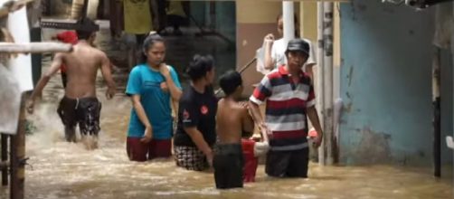 Floods in Indonesia's capital kill 21 people and force thousands to evacuate. [Image source/ABC News YouTube video]