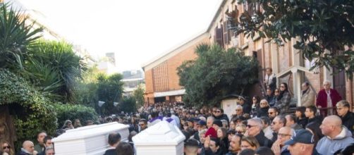Gaia e Camilla, ai funerali a Roma centinaia di persone