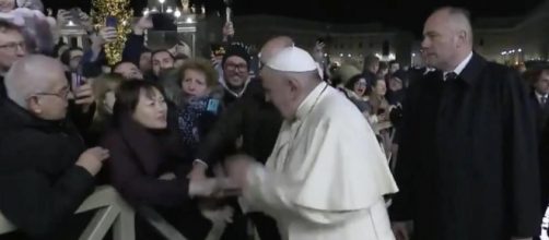 Papa Francesco schiaffeggia la mano di una fedele in piazza San Pietro