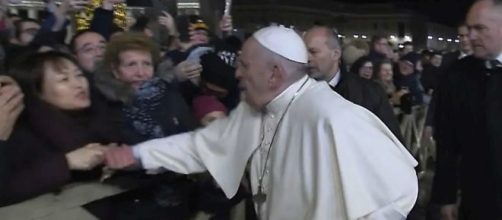 Papa Francesco si infuria con una fedele che lo strattona, ma poi chiede scusa - Credit: mediaset.it