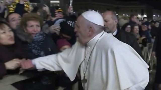 Papa Francesco si infuria con una fedele che lo strattona, ma poi chiede scusa - Credit: mediaset.it