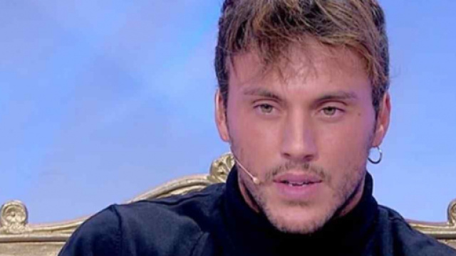 Uomini e Donne, Giulio vicino a una fan in disco: serata a Capodanno a un passo dalla scelta.