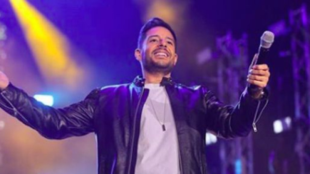 Mohamed Hamaki en concert dans la capitale française, à l'occasion de la Saint-Valentin. (Credit: Instagram/hamaki)