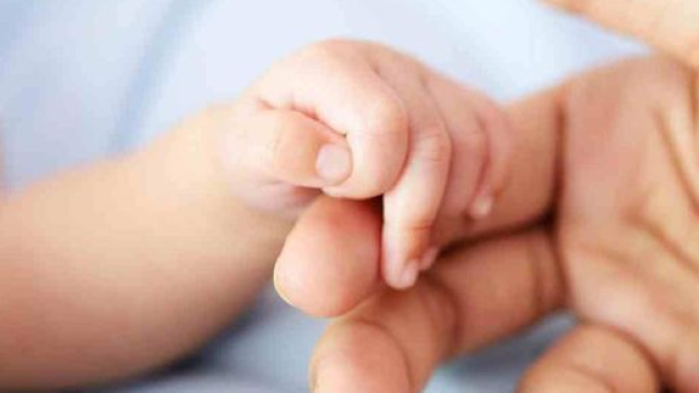 Neonata morta dopo il parto: la madre arrestata sostiene che non sapeva di essere incinta e che la bimba sarebbe caduta.