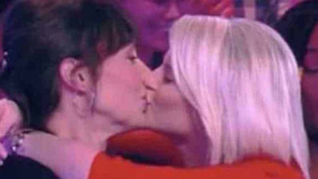 Kelly Vedovelli et Géraldine Maillet se sont embrassées en direct. Credit: Capture d'écran/ C8