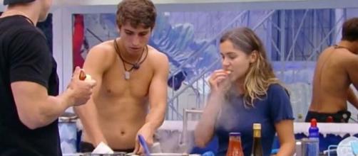 Felipe Prior quis aprender a cozinhar, e Gizelly Bicalho o viu mexer nas partes íntimas por cima da roupa. (Reprodução/TV Globo)