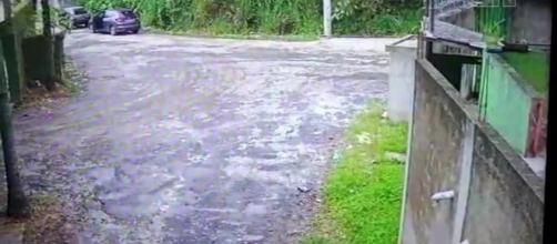 Vídeo mostra carro com corpo de PM carbonizado sendo deixado em rua de Guarulhos. (Reprodução/SBT)