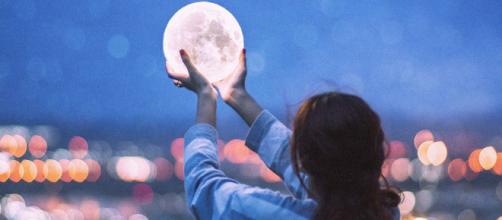 Oroscopo di domani 1 febbraio 2020 | Astrologia, classifica stelline e previsioni: la Luna approda in Toro.