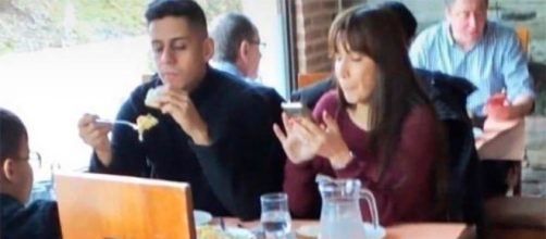 Christofer y Fani comiendo juntos en un restaurante. Twitter
