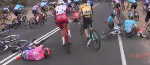 La caduta che ha coinvolto anche Manuele Boaro al Tour Down Under