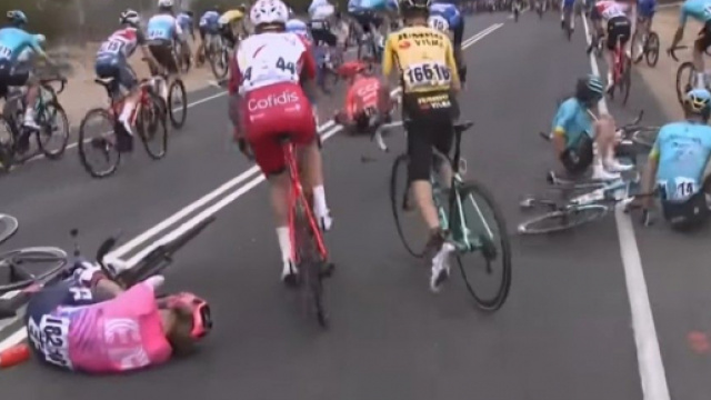 La caduta che ha coinvolto anche Manuele Boaro al Tour Down Under