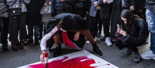 Achille Lauro in Piazza Duomo a Milano in veste di artista di strada, sotto lo sguardo ignaro dei passanti. Foto ufficiali.